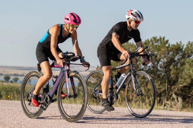 the southern hills triathlon_race-bikes-couple
